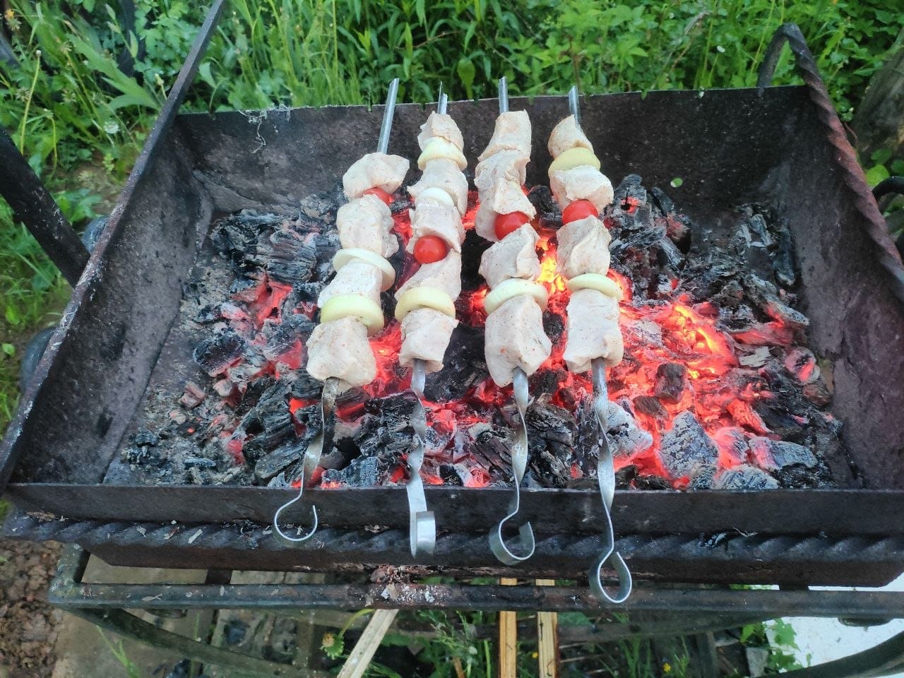 Жарим шашлыки